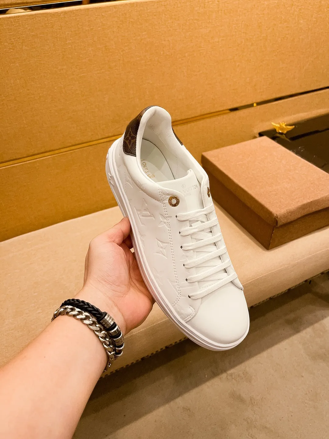 🚘🚘Factory batch 380💰[LV]🔥 Louis Vuitton high-end men's shoes brand official website 1:1 latest masterpiece: the upper is made of first-layer cowhide imported from Italy with a comfortable and breathable lining➕original non-slip and wear-resistant outsole🔥, making walking more convenient and comfortable! An exclusive new model, a stunning work, a beautiful 1:1 replica [color] compared to the official quality! Create a fashionable personality to set off your uniqueness! A must-have for trendy men! Classic 🔥Size: 38-44 Color: 🔥 2⃣️colors available🔥.